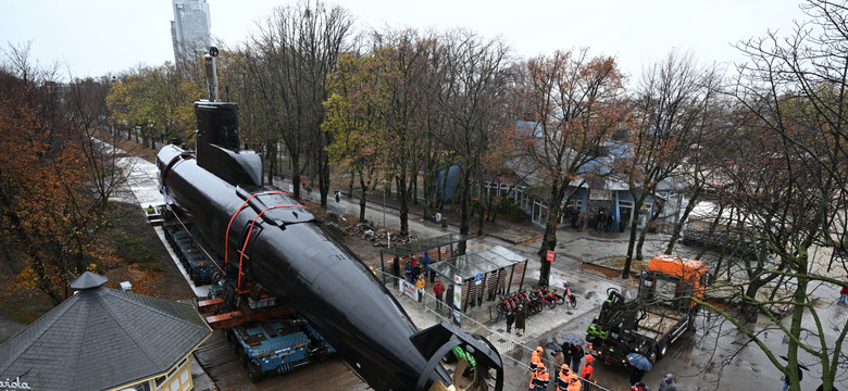 Ogromny, czarny, obły kształt wypełzł na ulice Gdyni. "Kolejny etap zakończony"