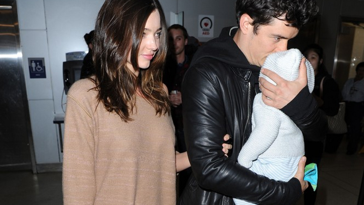 Miranda Kerr i Orlando Bloom z synem na lotnisku w Nowym Jorku