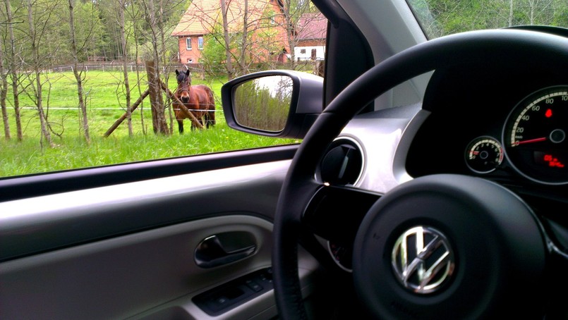 Podczas testu sprawdziliśmy możliwości małego VW, zarówno od strony komfortu podróżowania w długiej trasie jak i zwinności poruszania się po miejskiej dżungli…