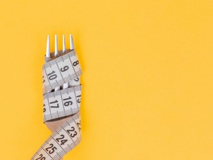 Lehet, hogy hormongondok miatt kúsznak fel rád a kilók?