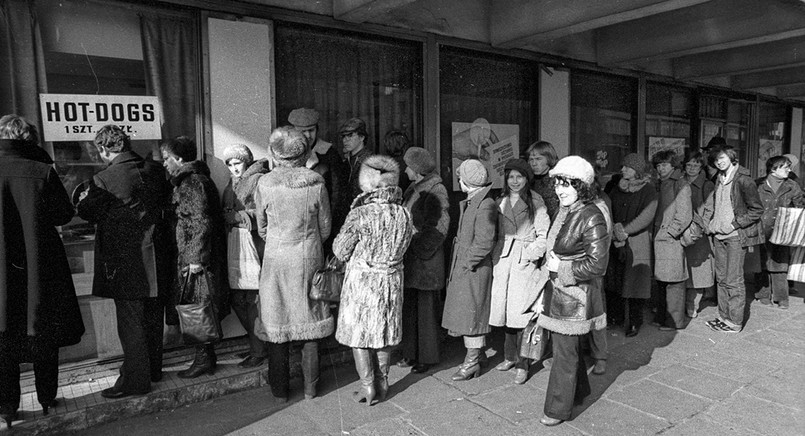 Kolejka po hot dogi, Warszawa 1980 r.