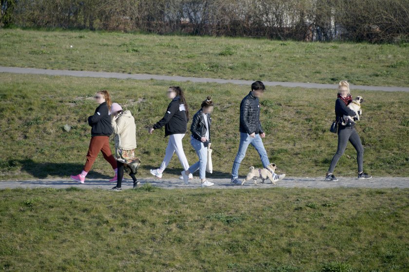 Wrocławianie nadal spacerują