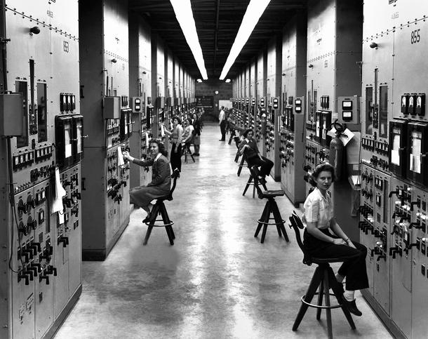 Fabryka Y-12 w Oak Ridge 1944 r. Gladys Owens nie zdawała sobie sprawy z tego, co robi, dopóki pięćdziesiąt lat później nie zobaczyła tego zdjęcia podczas wycieczki po obiekcie