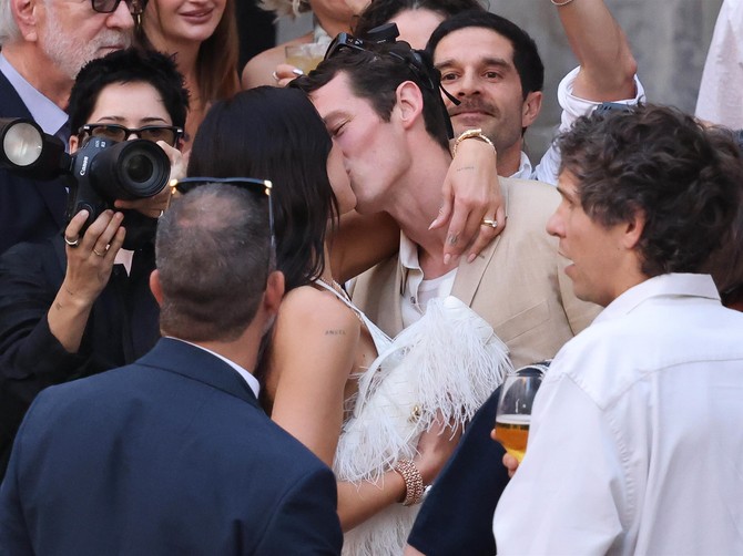 Dua Lipa podelila fotografije sa svadbe: Udala se u venčanici sa pola miliona perlica