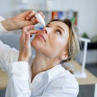 Mi okozza a szemszárazságot? Hormonváltozások és gyógyszerek is kiválthatják