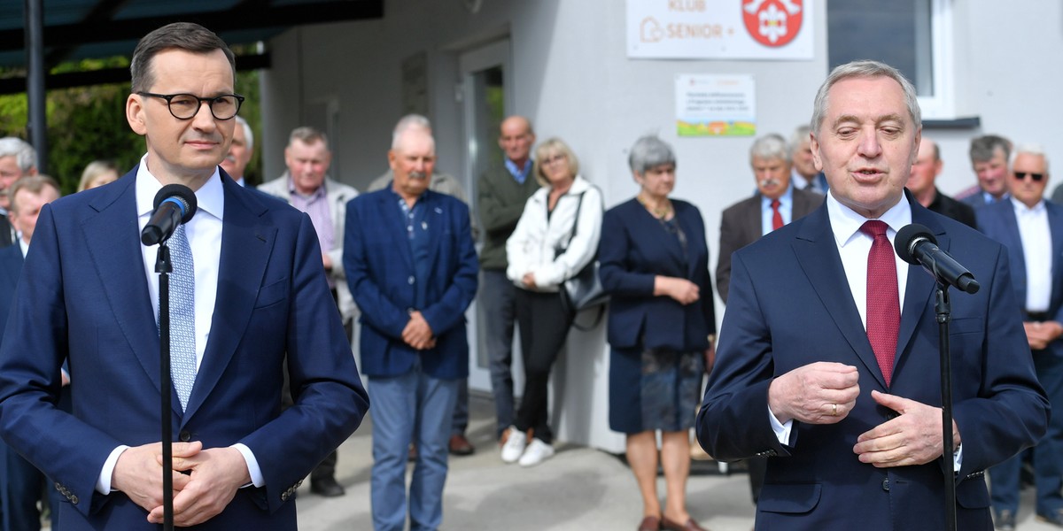 Premier Mateusz Morawiecki i wicepremier, minister rolnictwa i rozwoju wsi Henryk Kowalczyk, podczas konferencji prasowej po wizycie w Klubie Senior w miejscowości Świercze