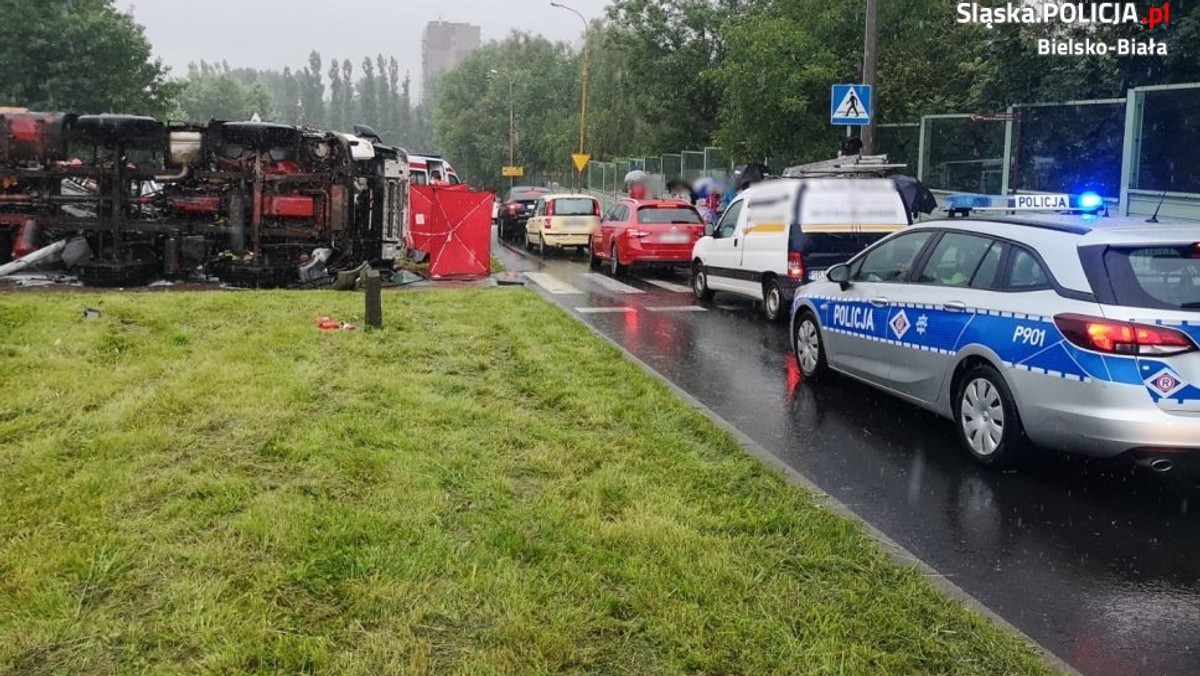 Bielsko-Biała. Tragiczny wypadek. Ciężarówka zmiażdżyła auto osobowe 