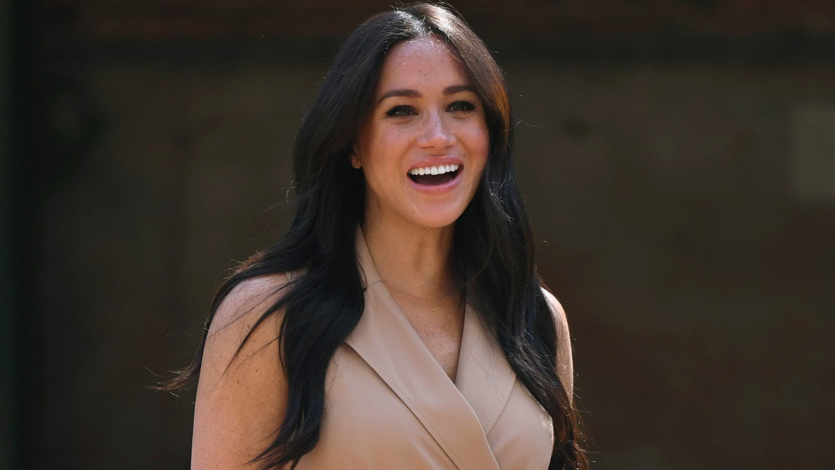 Meghan Markle w bluzce z sieciówki. Wiemy, ile kosztuje [INSTAGRAM]