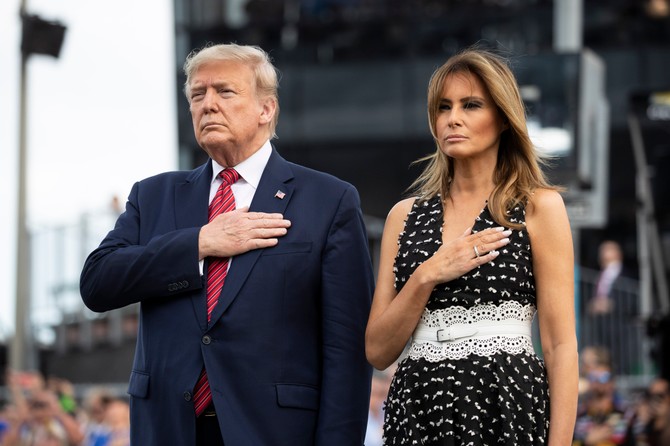 Tokom intoniranja američke himne  