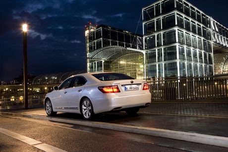 8-bit RGB flat JPEG file, 4992x3328 pixels (16.64x11.09 inches) @ 300.00 pixels/inch, written by Adobe Photoshop CS2