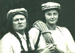 Helena Dłuska (L) i Irena Pawlewska-Szydłowska w 1909 r.