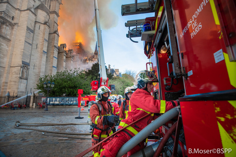 strażacy podczas gaszenia katedry Notre Dame
