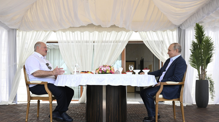 Vlagyimir Putyin orosz (j) és Aljakszandr Lukasenka fehérorosz elnök megbeszélést folytat Putyin nyári rezidenciáján, a szocsi Bocsarov Rucsejben 2023. június 9-én./ Fotó: MTI/AP/Kreml/Pavel Bednyakov