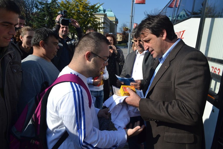 Gradonačelnik Bratislav Gašić ispratio učenike na put u Beograd