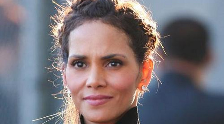 Merész! Melltartóban flangált a rajongók között a dögös Halle Berry!