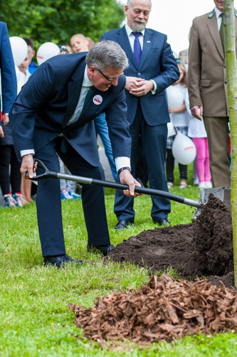 Prezydent Bronisław Komorowski podczas uroczystości zasadzenia 'dębu wolności', ma być symbolem 25. rocznicy przemian ustrojowych, został posadzony w poznańskim parku, któremu w poniedziałek nadano imię Tadeusza Mazowieckiego, pierwszego niekomunistycznego premiera III RP