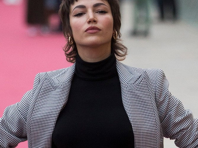 Ursula Korbero, žena koja baš zna da nosi šiške