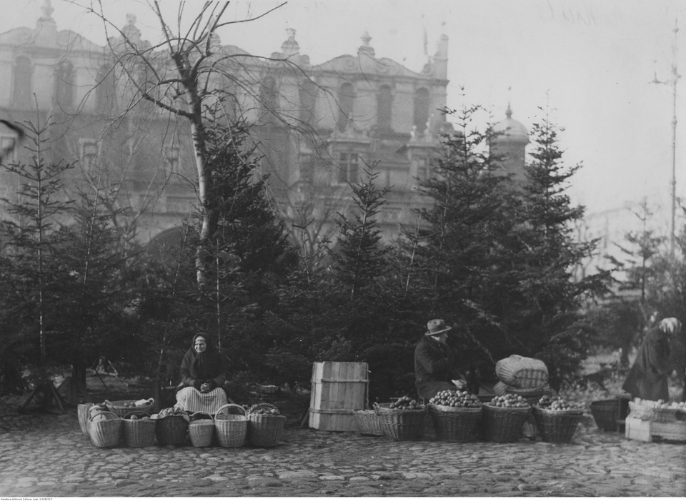 Przedświąteczna sprzedaż choinek i owoców na Rynku Głównym w Krakowie (1934 r.)