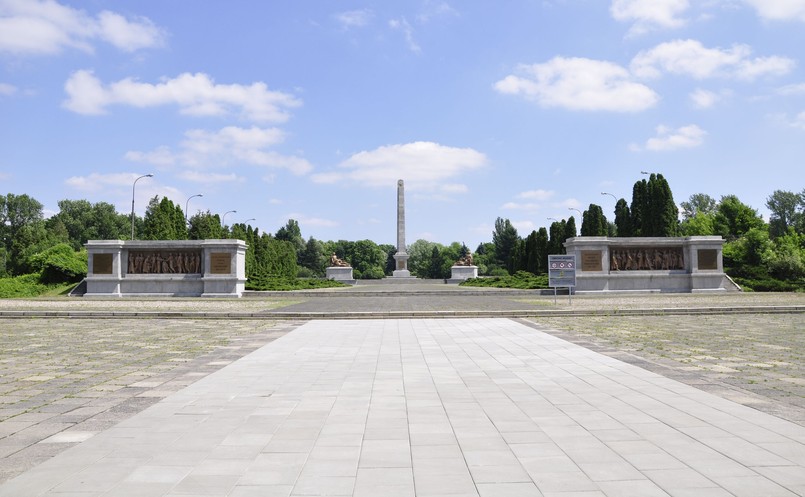 "Akt wandalizmu miał miejsce na sowieckim cmentarzu wojskowym przy ulicy Żwirki i Wigury w Warszawie" - wyjaśnia przedstawiciel rosyjskiej ambasady w rozmowie z agencją prasową TASS. "Ponad 15 swastyk i czerwonych odcisków stóp na tle izraelskiej flagi namalowano na schodach prowadzących do rzeźby (przedstawiającej żołnierzy sowieckich - przyp. red.) i tablicach wokół centralnego obelisku".