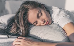 Czy powinniśmy drzemać w ciągu dnia? Kiedy jest na to najlepsza pora?