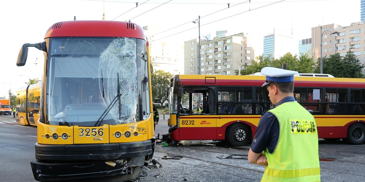 Zderzenie autobusu z tramwajem w Warszawie.