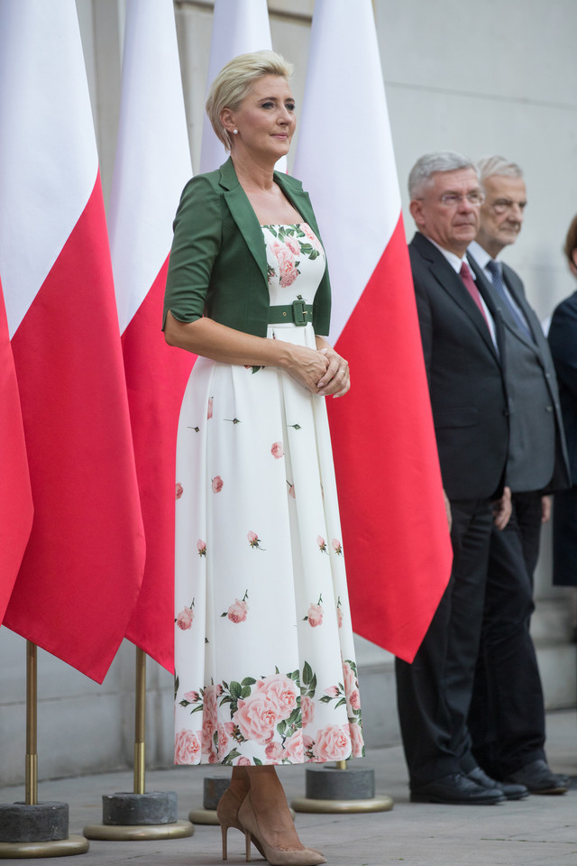 Agata Duda i jej sukienki. Kto ją ubiera? Stylistka pierwszej damy -  Plejada.pl