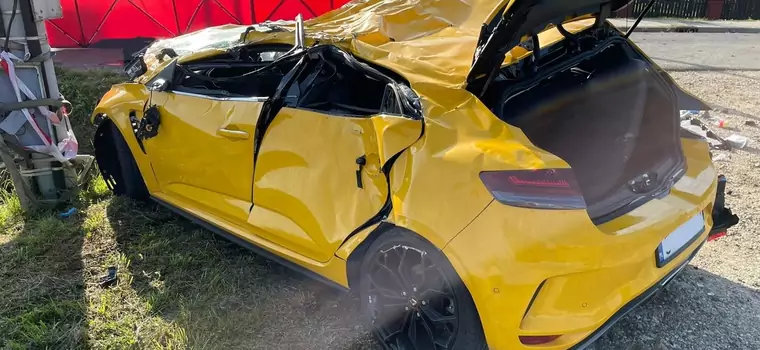 Trzy ofiary śmiertelne w żółtym Renault Megane z wypożyczalni – co widać na nagraniach z monitoringu?
