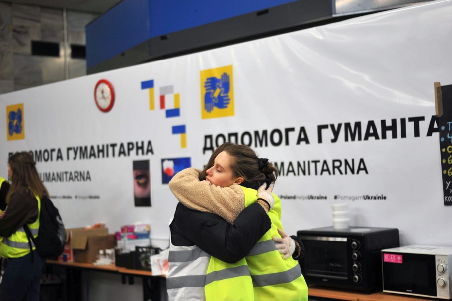 Co trzeci przedsiębiorca w Polsce chce zatrudniać Ukraińców. Rynek mógłby wchłonąć jeszcze 600 tys. osób w Ukrainy, podaje agencja Personnel Service. Tylko w ciągu trzech miesięcy polskie firmy mogłyby zatrudnić ponad 250 tys. kobiet – prognozuje Polski Instytut Ekonomiczny. Jednak do tej pory, jak podaje Ministerstwo Pracy, zatrudnienie dzięki specjalnej ustawie dla uchodźców znalazło tylko 35 tys. osób