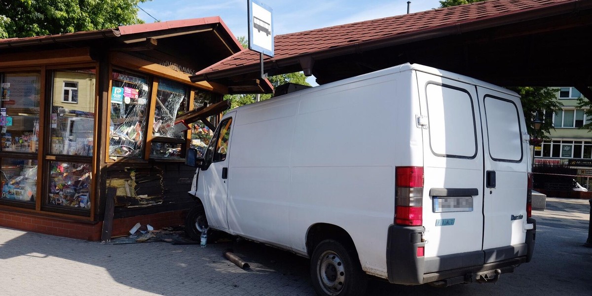 Tragedia w Zgierzu. Bus wjechał w przystanek autobusowy, nie żyje 40-letnia kobieta