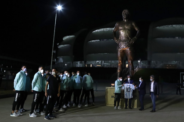 Lionel Messi i inni piłkarze Argentyny pod pomnikiem Diego Maradony