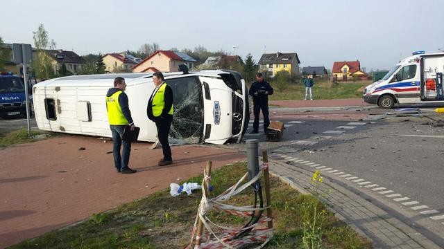 WYPADEK W PELPLINIE. OSOBOWY ZDERZYŁ SIĘ Z BUSEM