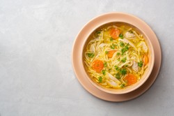 Prosty sposób na intensywny kolor rosołu. Dodaj łyżeczkę na początku gotowania