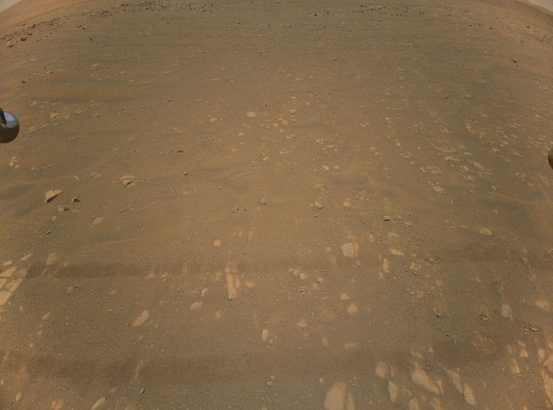 Zdjęcia marsjańskiej powierzchni wykonane w locie przez Ingenuity. Widać tu ślady łazika Perseverance
