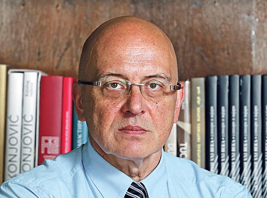 Sve slike koje se nalaze u Narodnom muzeju, u drugim muzejima, pa i u dvorskom kompleksu državno su vlasništvo. To je državna umetnička kolekcija, kaže Vukosavljević