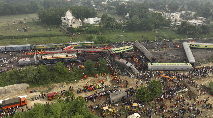 Kiderül mi okozta a közel 300 ember halálát követő indai vonatbalesetet / Fotó: MTI/AP/Arabinda Mahapatra