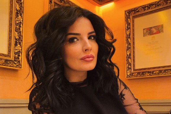 I ČIPKA I MINIĆ Milena Popović raspametila izazovnim stajlingom: Noge u prvom planu (Foto)