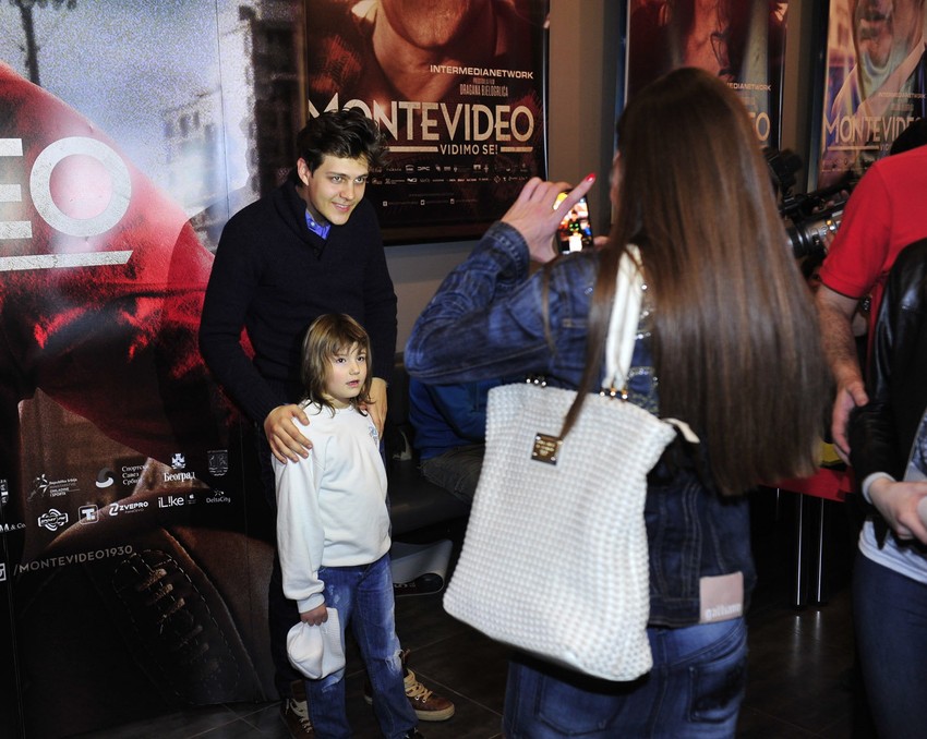 Podrška glumcima su bili mladi....