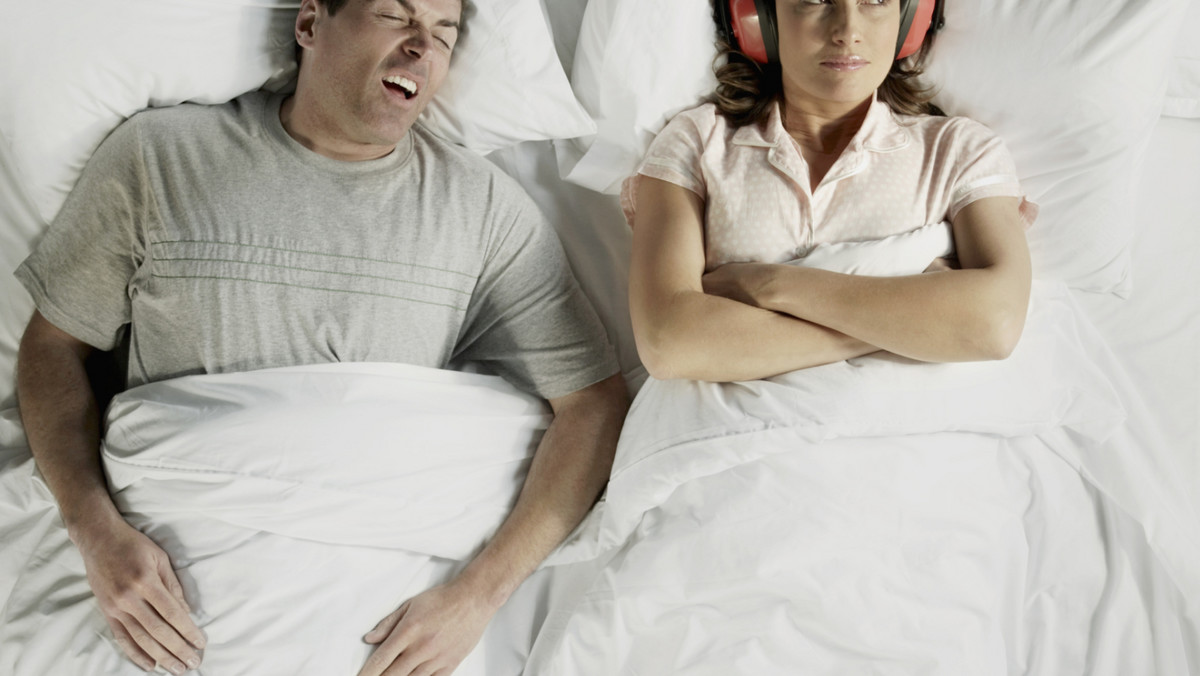Jeśli chrapiesz, szkodzisz nie tylko sobie - sypialniane hałasy zniszczyły niejeden związek. Tymczasem przyczyna chrapania może być banalna i prosta do usunięcia.