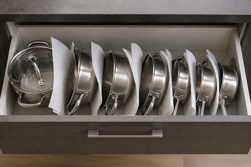 Papirni ubrus između posuđa kao vid zaštite