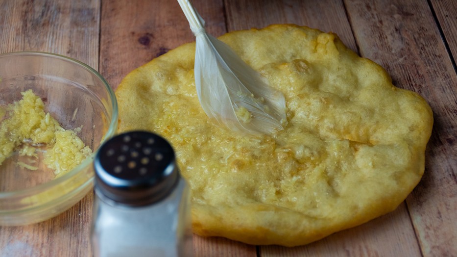 Ennyibe kerül idén a balatoni lángos Fotó: Getty Images