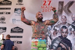 Mistrz federacji KSW popiera topienie uchodźców. Różalski twierdzi, że jest patriotą i nacjonalistą