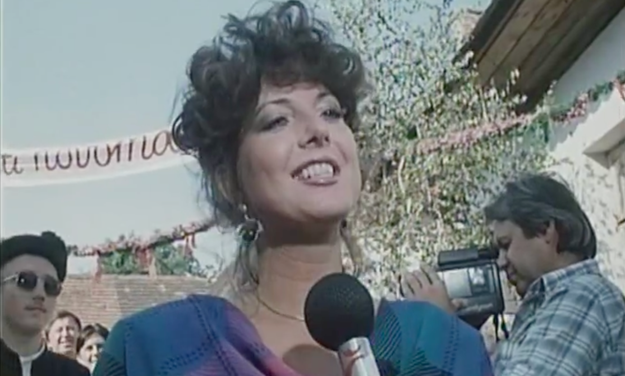 Bývalá televízna hlásateľka Maruška Tomsová si zahrala vo filme Slunce, seno a pár facek.