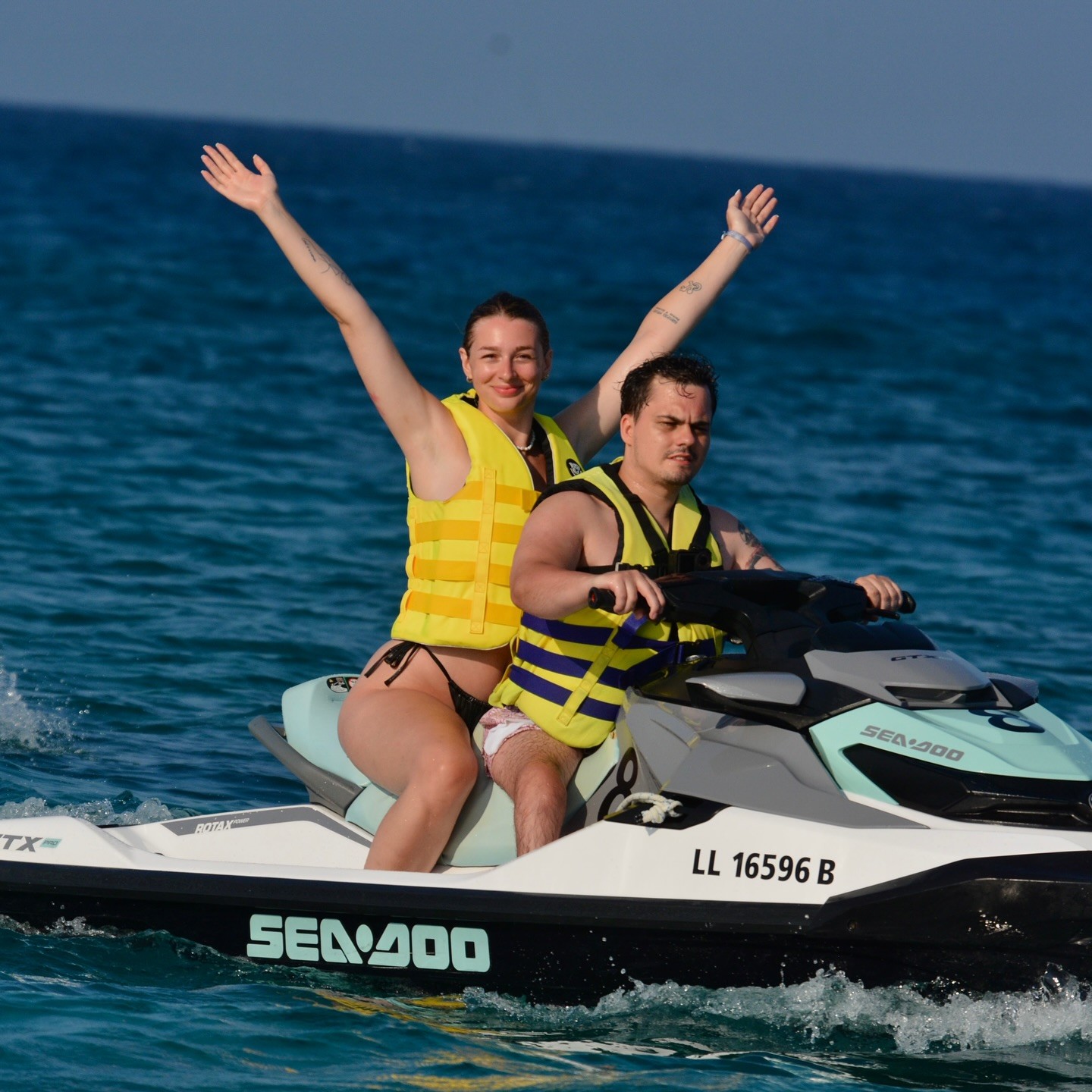 Influencer Denis Kučera a jeho manželka Alex. 