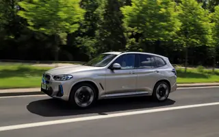 Wolniej jedziesz, szybciej dojedziesz. Tak się jeździ takim elektrykiem, jak BMW iX3 