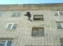 Skoczył z czwartego piętra i przeżył