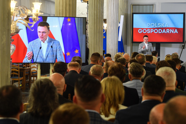 Przewodniczący Polski 2050 Szymon Hołownia przemawia na konferencji programowej "Polska Gospodarna" w Sejmie w Warszawie 1 lipca 2023 r.