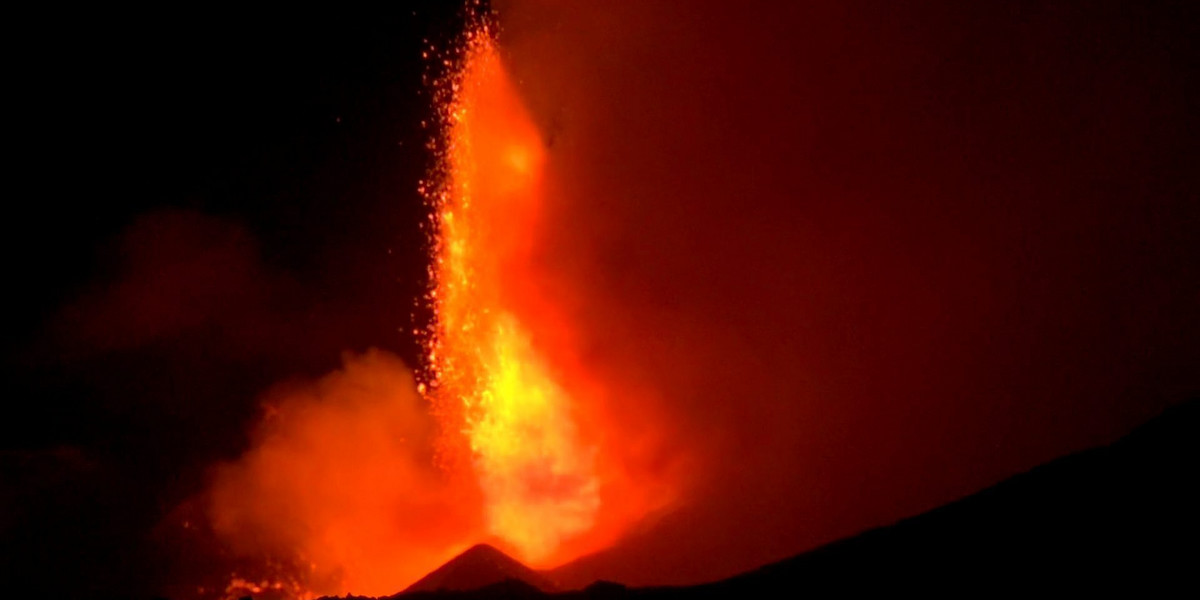 Erupcja Etny na Sycylii.