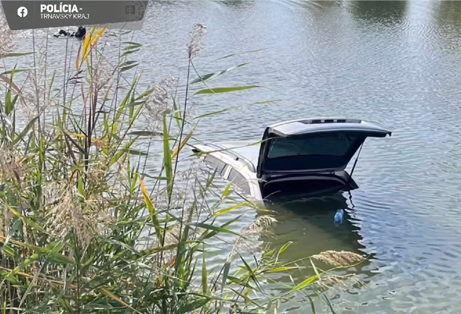 Auto, ktoré malo pri Kútoch usmrtiť 21-ročného muža, našli v jazere.