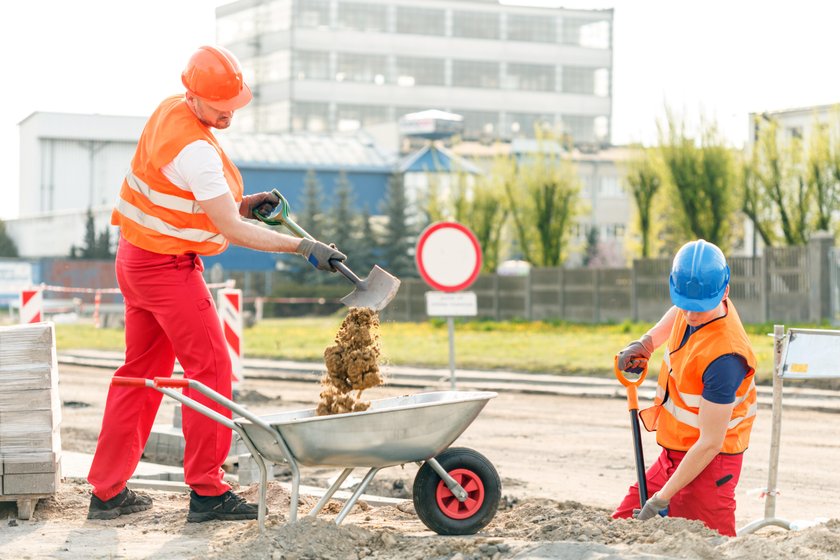 Pensje w górę! 141 zł więcej dla najgorzej zarabiających, nawet 5000 zł dla wiceministra