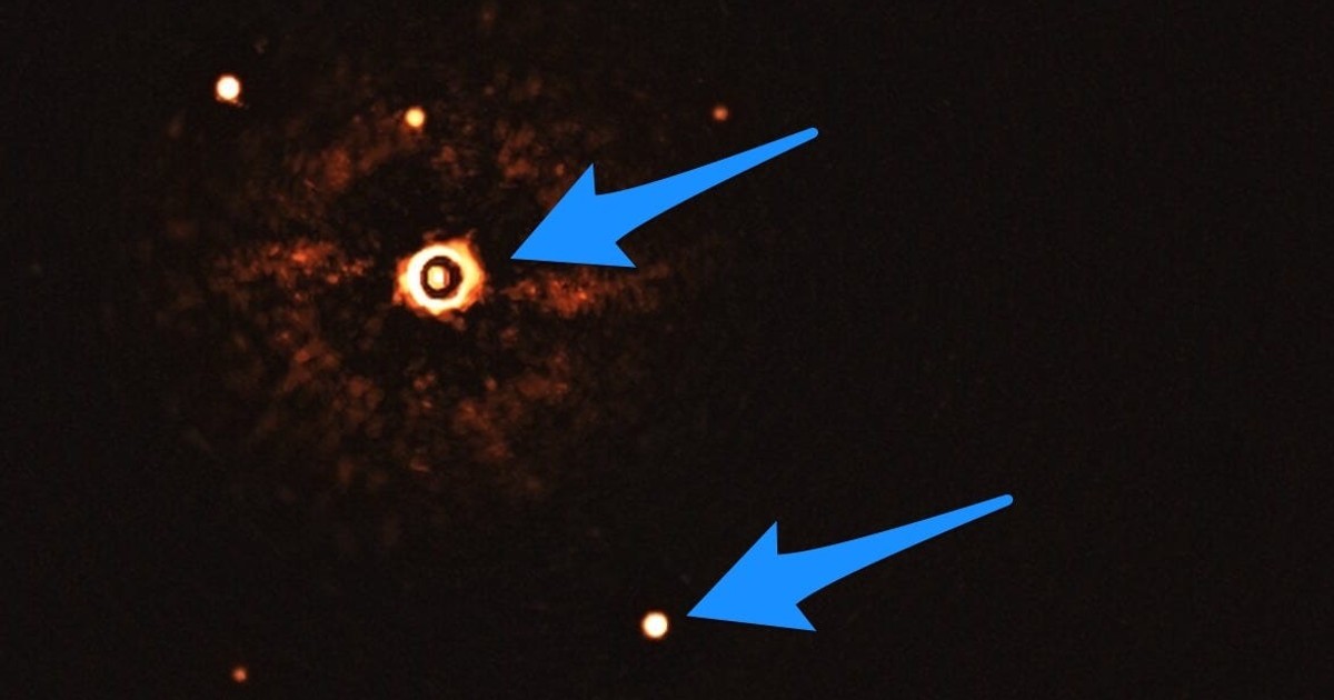 Astronomers reveal the first-ever photo of 2 planets orbiting a